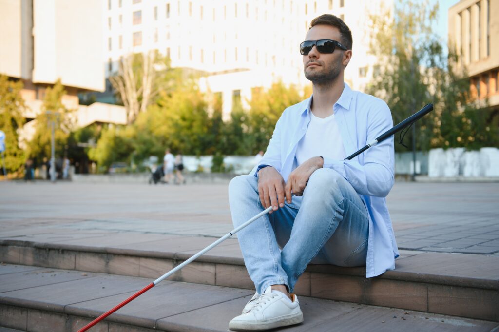 Niewidomy mężczyzna z laską